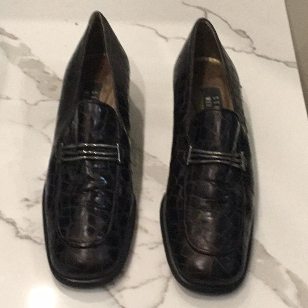 Stuart Weitzman Alligator Brown loafer, size 7.5M